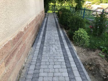 Gündüzleri şık bahçede çeşitli renklerde birbirine yakın köşeler.