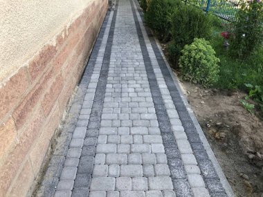 Gündüzleri şık bahçede çeşitli renklerde birbirine yakın köşeler.