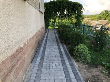 Gündüzleri şık bahçede çeşitli renklerde birbirine yakın köşeler.