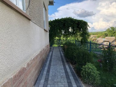 Gündüzleri şık bahçede çeşitli renklerde birbirine yakın köşeler.