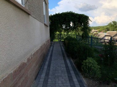 Gündüzleri şık bahçede çeşitli renklerde birbirine yakın köşeler.