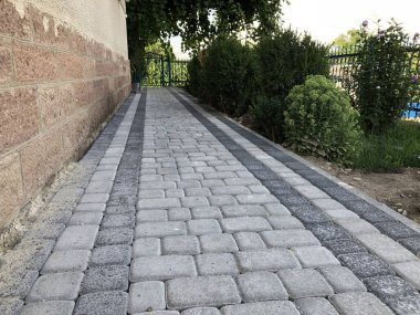 Gündüzleri şık bahçede çeşitli renklerde birbirine yakın köşeler.