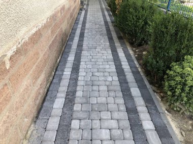 Gündüzleri şık bahçede çeşitli renklerde birbirine yakın köşeler.
