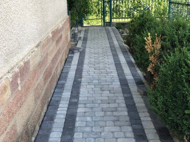 Gündüzleri şık bahçede çeşitli renklerde birbirine yakın köşeler.