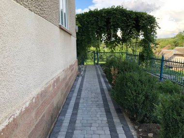 Gündüzleri şık bahçede çeşitli renklerde birbirine yakın köşeler.