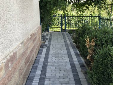 Gündüzleri şık bahçede çeşitli renklerde birbirine yakın köşeler.