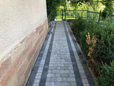 Gündüzleri şık bahçede çeşitli renklerde birbirine yakın köşeler.