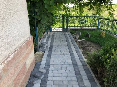 Gündüzleri şık bahçede çeşitli renklerde birbirine yakın köşeler.