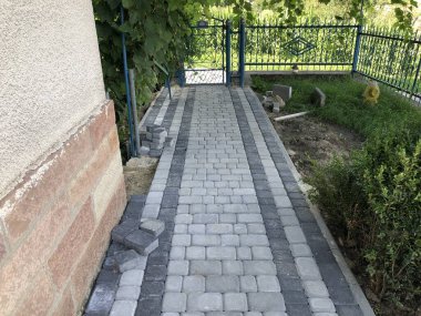 Gündüzleri şık bahçede çeşitli renklerde birbirine yakın köşeler.