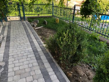 Gündüzleri şık bahçede çeşitli renklerde birbirine yakın köşeler.