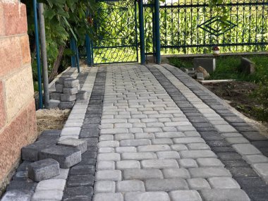 Gündüzleri şık bahçede çeşitli renklerde birbirine yakın köşeler.