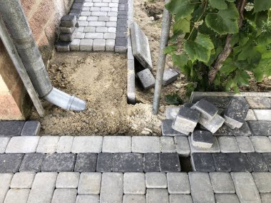 Gündüzleri şık bahçede çeşitli renklerde birbirine yakın köşeler.