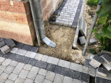 Gündüzleri şık bahçede çeşitli renklerde birbirine yakın köşeler.