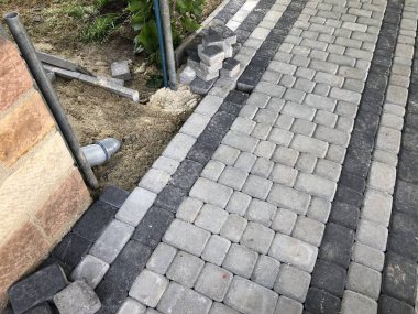 Gündüzleri şık bahçede çeşitli renklerde birbirine yakın köşeler.