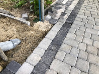 Gündüzleri şık bahçede çeşitli renklerde birbirine yakın köşeler.