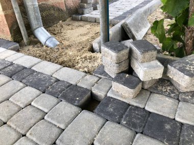 Gündüzleri şık bahçede çeşitli renklerde birbirine yakın köşeler.