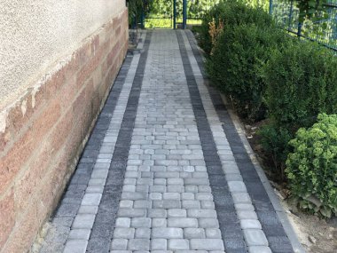 Gündüzleri şık bahçede çeşitli renklerde birbirine yakın köşeler.