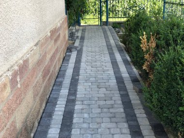 Gündüzleri şık bahçede çeşitli renklerde birbirine yakın köşeler.
