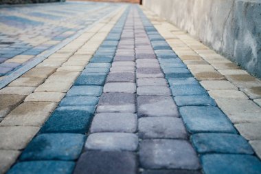 Değişik renklerde taş yontmalar, gündüz vakti yakın çekim. 