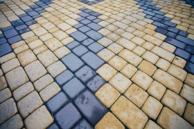 Değişik renklerde taş yontmalar, gündüz vakti yakın çekim. 