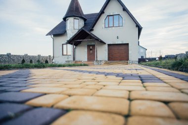 Kırsal kesimdeki modern evin dışında.