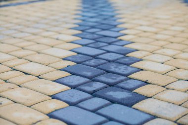 Değişik renklerde taş yontmalar, gündüz vakti yakın çekim. 