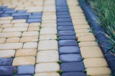 Değişik renklerde taş yontmalar, gündüz vakti yakın çekim. 