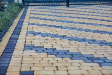 Değişik renklerde taş yontmalar, gündüz vakti yakın çekim. 