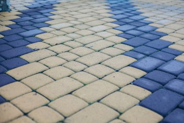 Değişik renklerde taş yontmalar, gündüz vakti yakın çekim. 