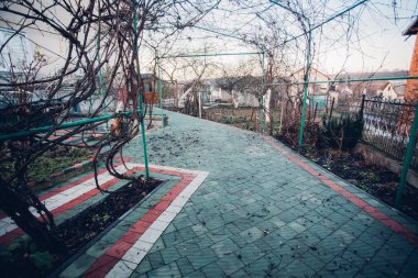 Değişik renklerde taşlar, parkta yürüyüş yolu. 