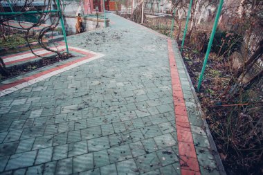 Değişik renklerde taşlar, parkta yürüyüş yolu. 