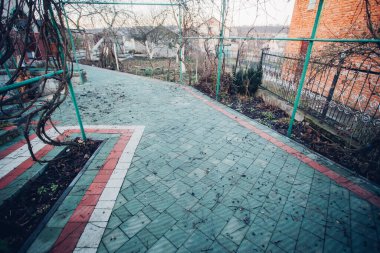 Değişik renklerde taşlar, parkta yürüyüş yolu. 