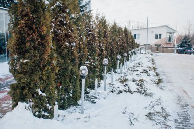 Değişik renklerde taşlar, parkta yürüyüş yolu. 