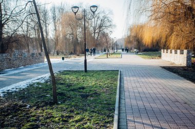 Değişik renklerde taşlar, parkta yürüyüş yolu. 