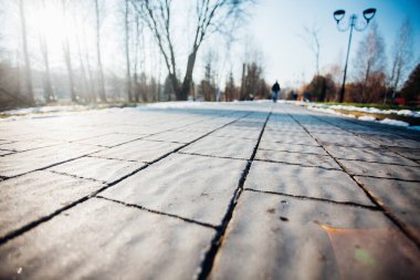 Değişik renklerde taş yontmalar, gündüz vakti yakın çekim. 