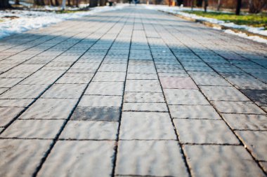 Değişik renklerde taş yontmalar, gündüz vakti yakın çekim. 