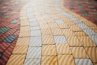 Değişik renklerde taş yontmalar, gündüz vakti yakın çekim. 