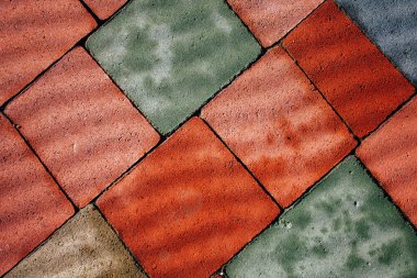 Değişik renklerde taş yontmalar, gündüz vakti yakın çekim. 