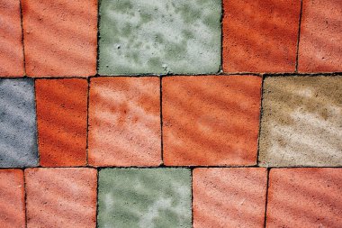 Değişik renklerde taş yontmalar, gündüz vakti yakın çekim. 