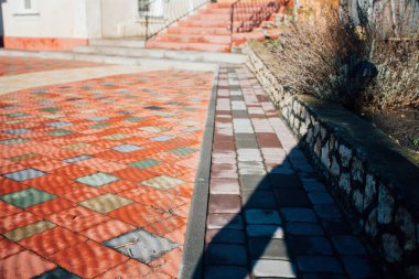 Değişik renklerde taşlar, parkta yürüyüş yolu. 