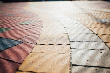 Değişik renklerde taş yontmalar, gündüz vakti yakın çekim. 