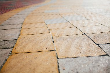 Değişik renklerde taş yontmalar, gündüz vakti yakın çekim. 