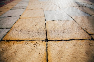 Değişik renklerde taş yontmalar, gündüz vakti yakın çekim. 