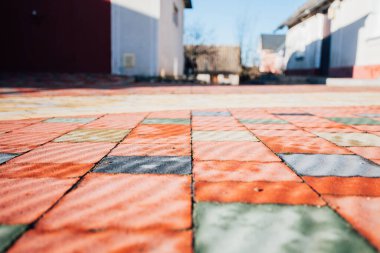 Değişik renklerde taşlar, parkta yürüyüş yolu. 