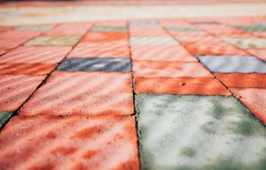 Değişik renklerde taş yontmalar, gündüz vakti yakın çekim. 