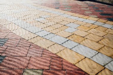 Değişik renklerde taş yontmalar, gündüz vakti yakın çekim. 