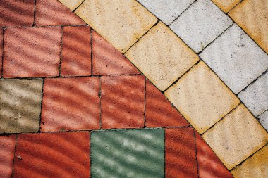 Değişik renklerde taş yontmalar, gündüz vakti yakın çekim. 