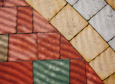 Değişik renklerde taş yontmalar, gündüz vakti yakın çekim. 