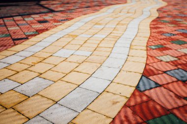 Değişik renklerde taş yontmalar, gündüz vakti yakın çekim. 