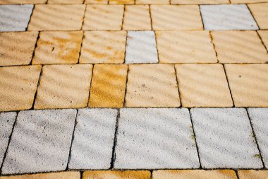 Değişik renklerde taş yontmalar, gündüz vakti yakın çekim. 